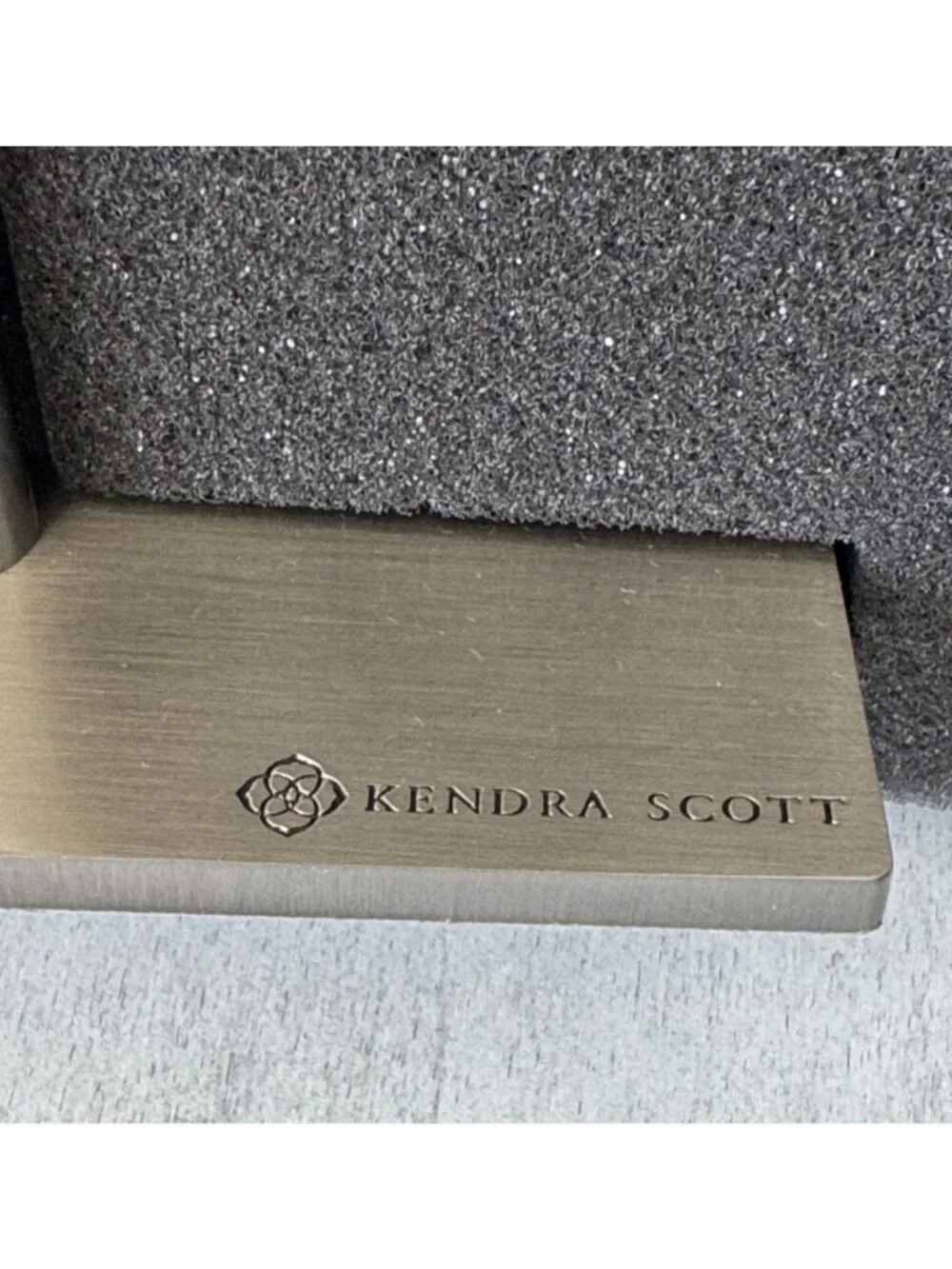 KENDRA SCOTT Silver High Acrylic Metal T Bar Jewelry Bracelet Stand Display nib